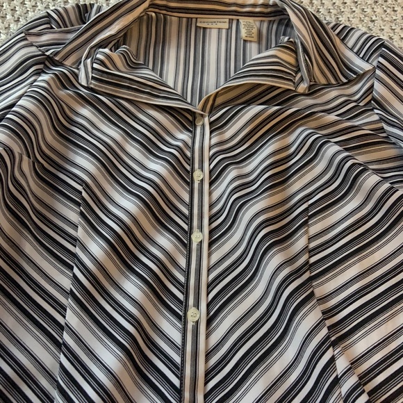 🔆Moving Sale 20% Off🔆 Black&White Chevron Blouse - Picture 2 of 4